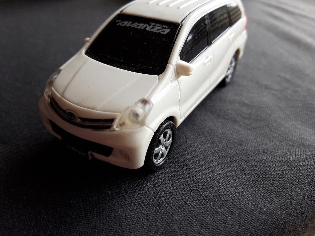 Toyota Avanza MPV wit - 1:36 nieuw in doos, Ophalen of Verzenden, Zo goed als nieuw, Auto