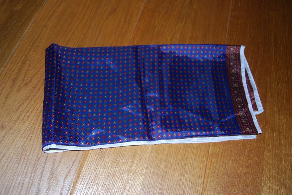 Sjaal, donkerblauw/rood/wit, 67 x 67cm, Ophalen of Verzenden, Nieuw, Maat 38/40 (M), Sjaal