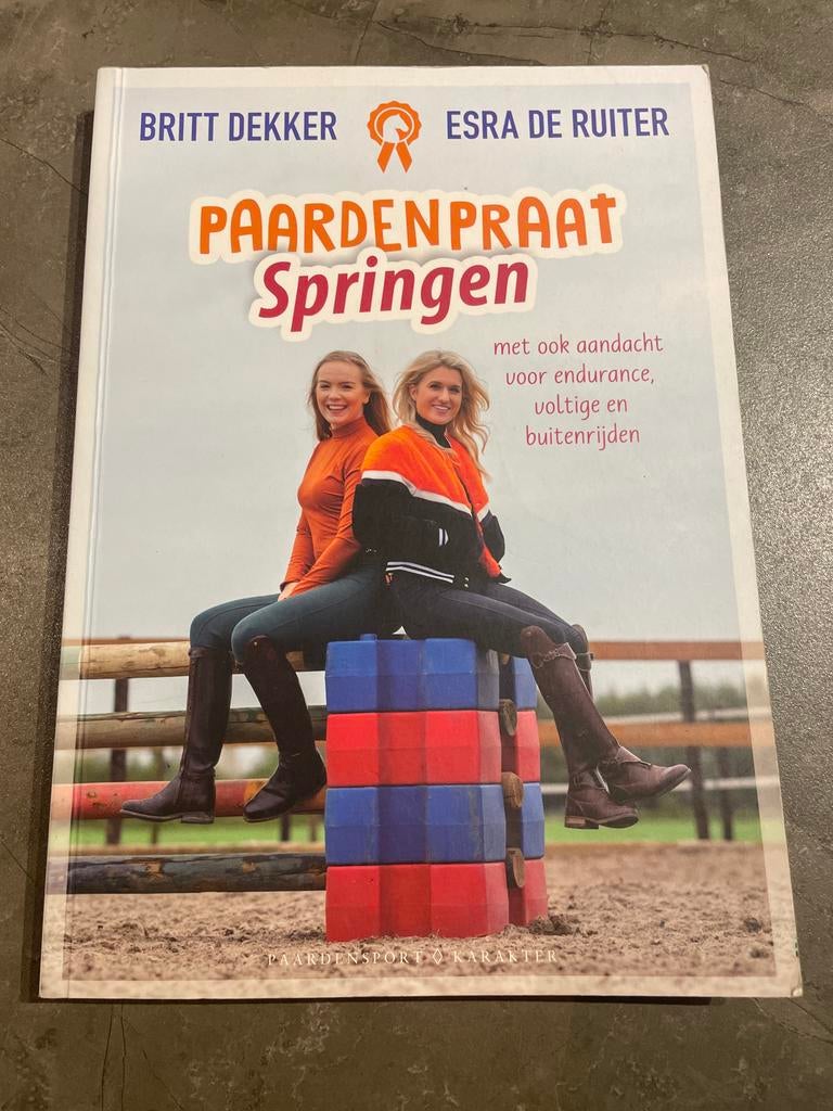 Paardenpraat Springen - Britt Dekker & Esra de Ruiter, Ophalen of Verzenden, Zo goed als nieuw, Overige onderwerpen, Geschikt voor kinderen