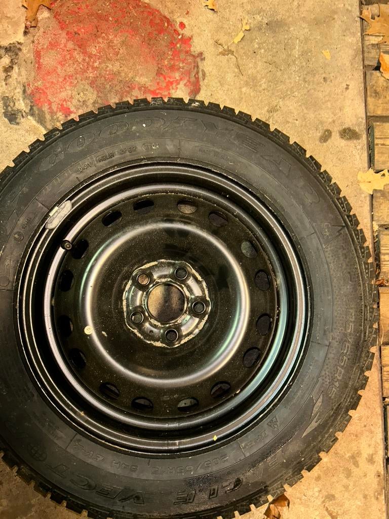 Enkele all weather band met stalen velg, Ophalen, Gebruikt, 16 inch, 205 mm