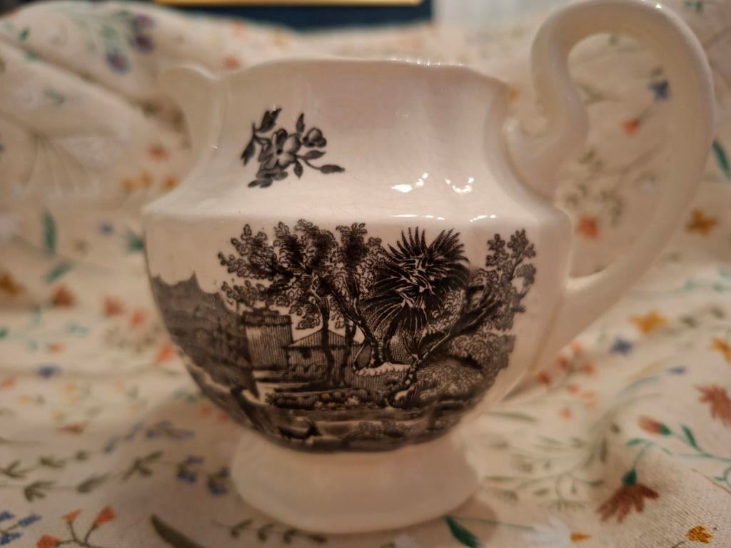Wedgwood Etruria Melkkannetje met Zwarte Afbeelding, Antiek en Kunst, Ophalen of Verzenden