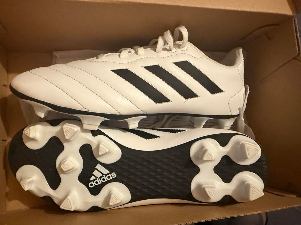 Adidas Voetbalschoenen maat 41.3, Ophalen of Verzenden, Nieuw, Schoenen