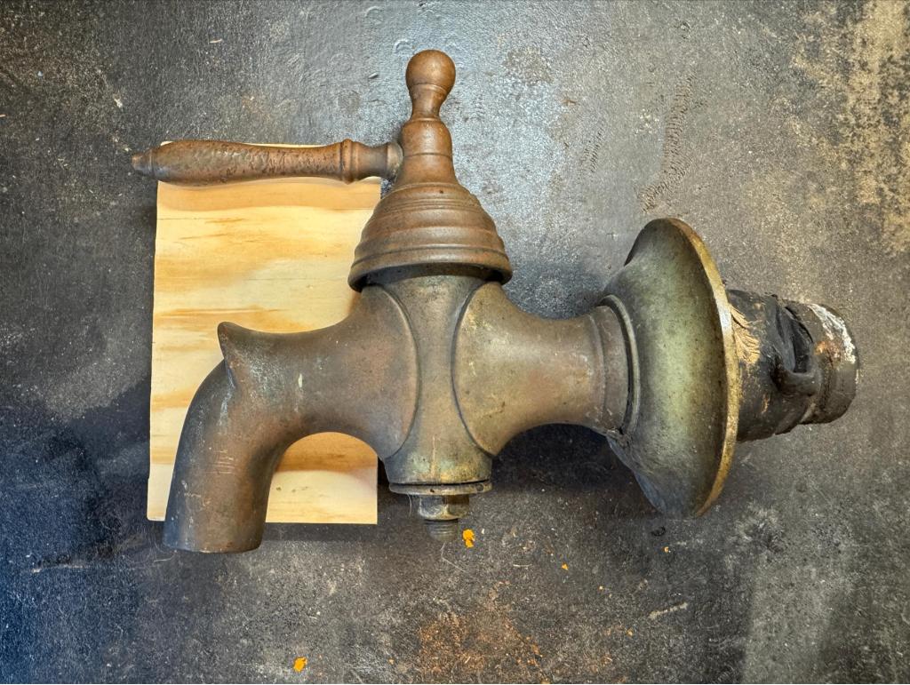 Grote Messing waterkraan voor in een regenton., Antiek en Kunst, Ophalen, Brons