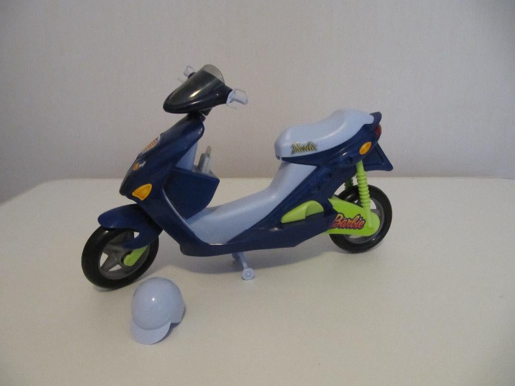Barbie scooter met helm, geluid en knipperende lamp, Ophalen of Verzenden, Zo goed als nieuw, Barbie