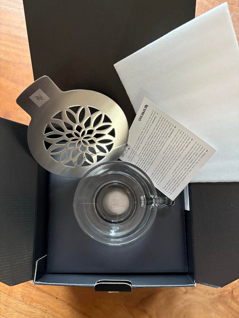 Twee Nespresso Cappuccino Mokken + Sjablonen, Ophalen of Verzenden, Zo goed als nieuw, Rvs of Chroom, Vaatwasserbestendig