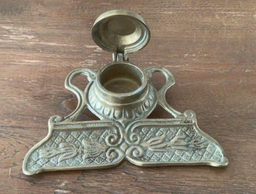 Elegante messing antieke inktpothouder met pennenlegger, Antiek en Kunst, Antiek | Kantoor en Zakelijk, Ophalen of Verzenden