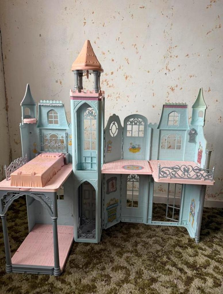 Barbie prinsessenlasteel - inklapbaar poppenhuis, Ophalen, Zo goed als nieuw, Poppenhuis
