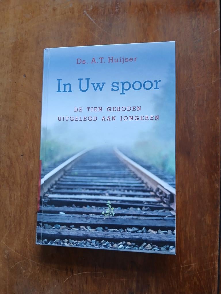 WD015. In Uw Spoor - Ds. A.T. Huijser, Boeken, Godsdienst en Theologie, Zo goed als nieuw, Christendom | Katholiek, Christendom | Protestants