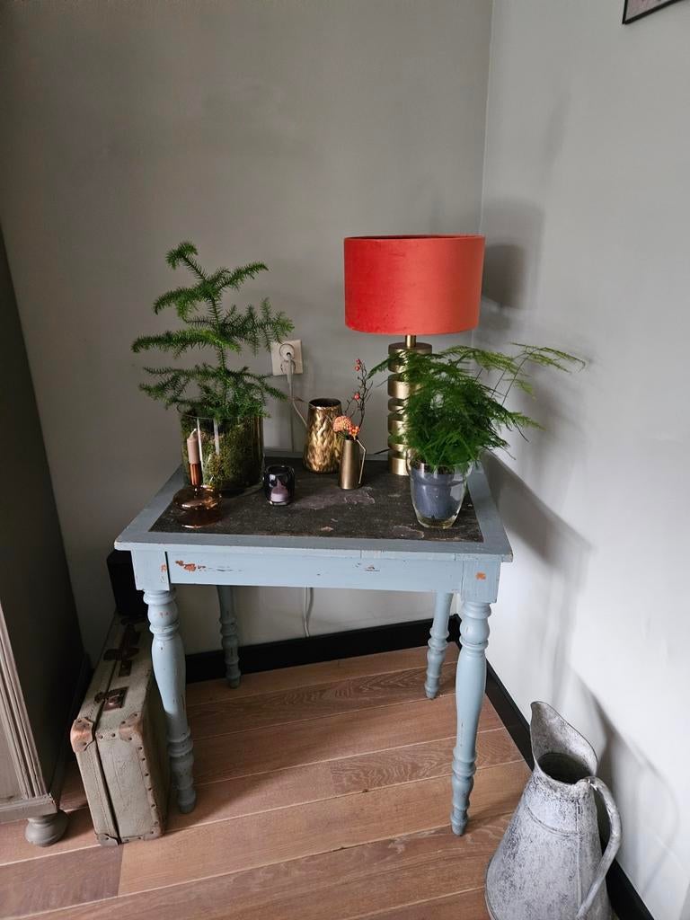 Leuke brocante tafel/bijzettafel blauwgrijs., Ophalen, Gebruikt, 50 tot 100 cm, 25 tot 50 cm