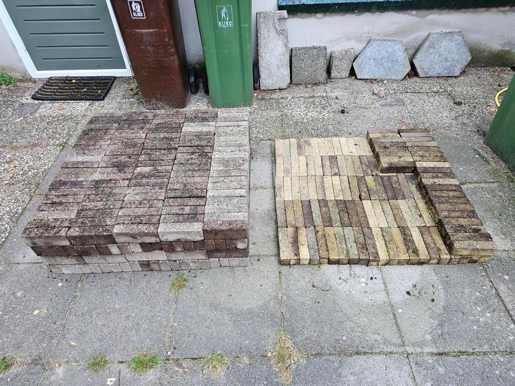 2,5m2 grijs/rode en +/_ 0,5 m2 gele klinkers, Ophalen, Gebruikt, Klinkers, Minder dan 5 m²