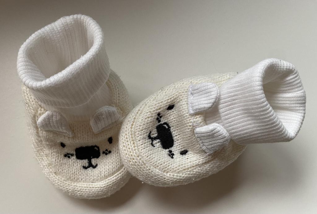 HEMA baby slofjes wit - circa 0-3 maanden | babykleding, Slofjes, Jongetje of Meisje, Ophalen of Verzenden, Zo goed als nieuw