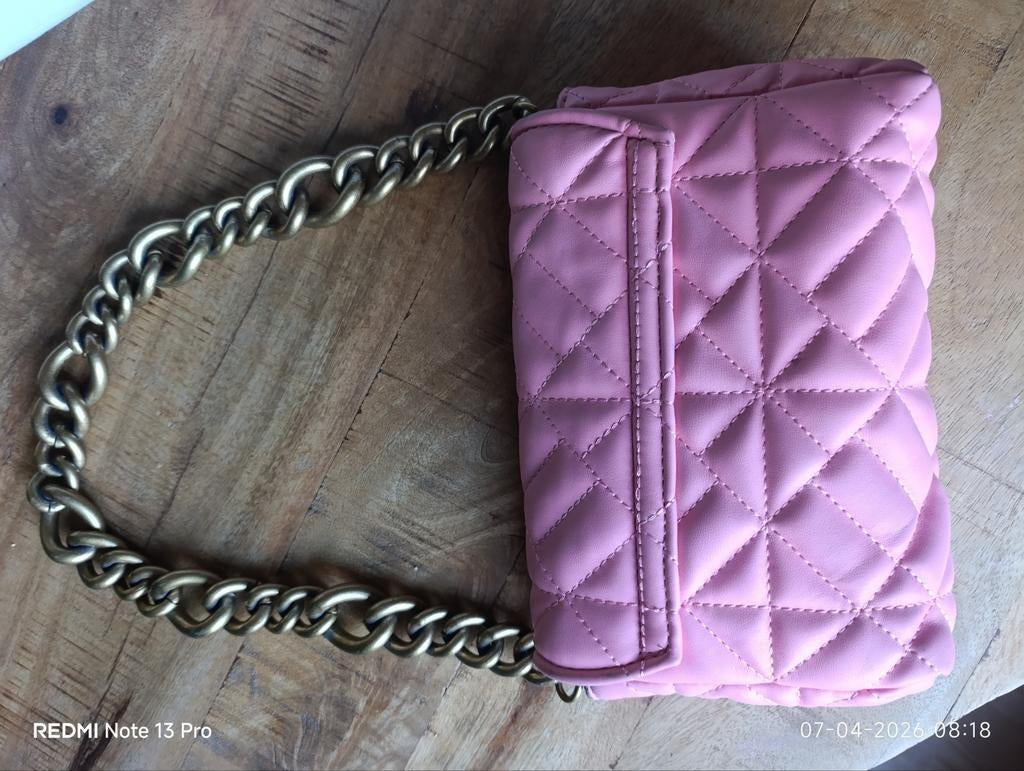Roze handtas van Zara met kettinghengsel, Sieraden, Tassen en Uiterlijk, Tassen | Damestassen, Ophalen