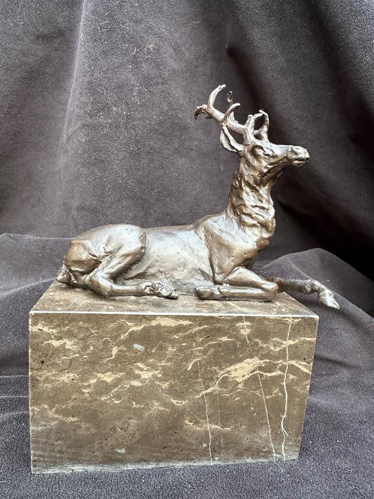 Bronzen beeld liggend Hert - Bok., Ophalen of Verzenden, Brons, Beeld