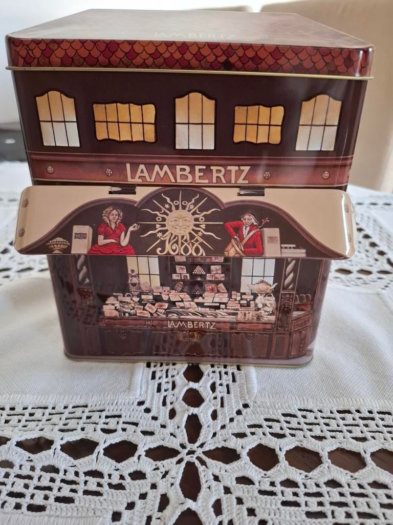 Mooi uitgevoerde blikken koekjes doos Lambertz, Verzamelen, Blikken, Ophalen of Verzenden, Gebruikt, Koek(jes), Overige merken