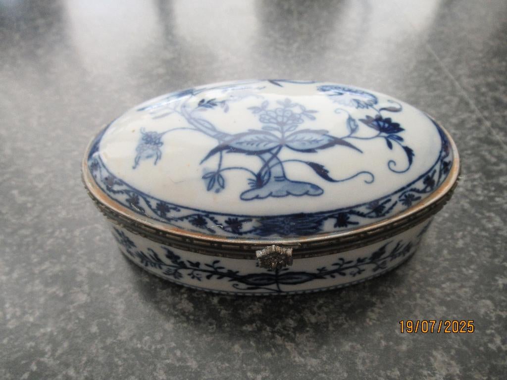 OUD OVAAL PORSELEINEN SIERADEN- DOOSJE -GESIGNEERD MEISSEN, Antiek en Kunst, Ophalen of Verzenden