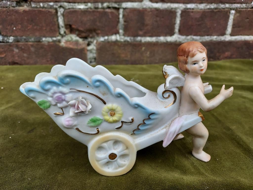 Biscuit porseleinen beeldje Engel met handkarretje., Verzenden