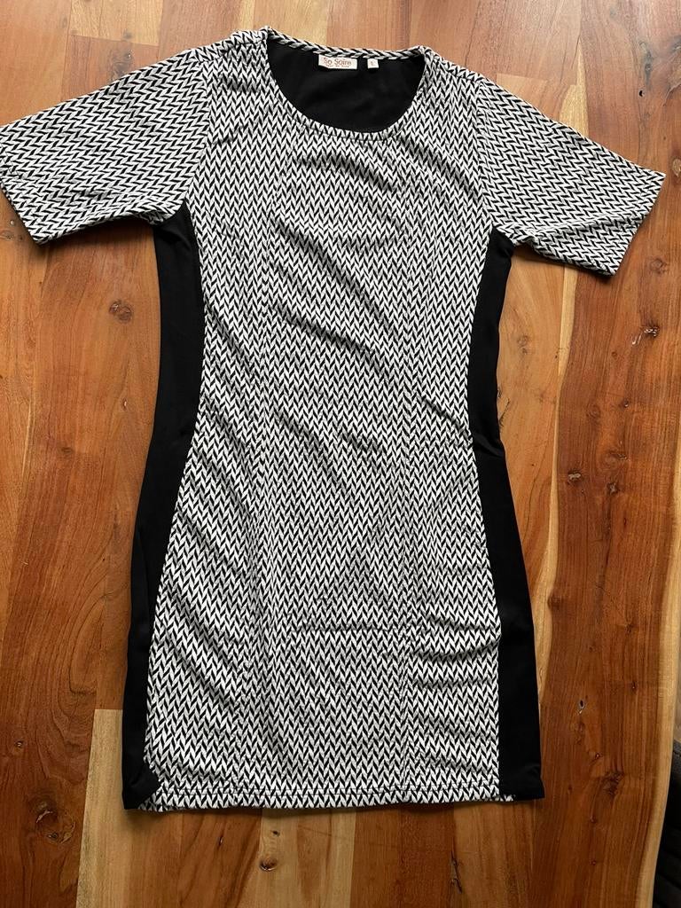 So Soire jurkje maat M/L, Kleding | Dames, Jurken, Maat 38/40 (M), So Soire, Zwart, Ophalen of Verzenden