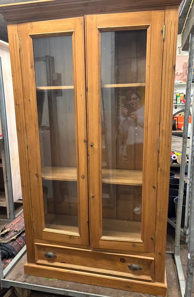 Geloogd grenen vitrinekast, Ophalen, 50 tot 100 cm, Zo goed als nieuw, 25 tot 50 cm