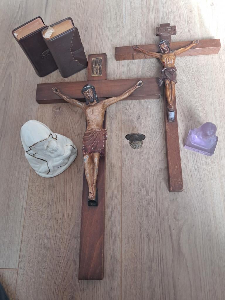Platelen Madonna met kind, gietijzer crucifixen, bijbels etc, Ophalen of Verzenden, Boek