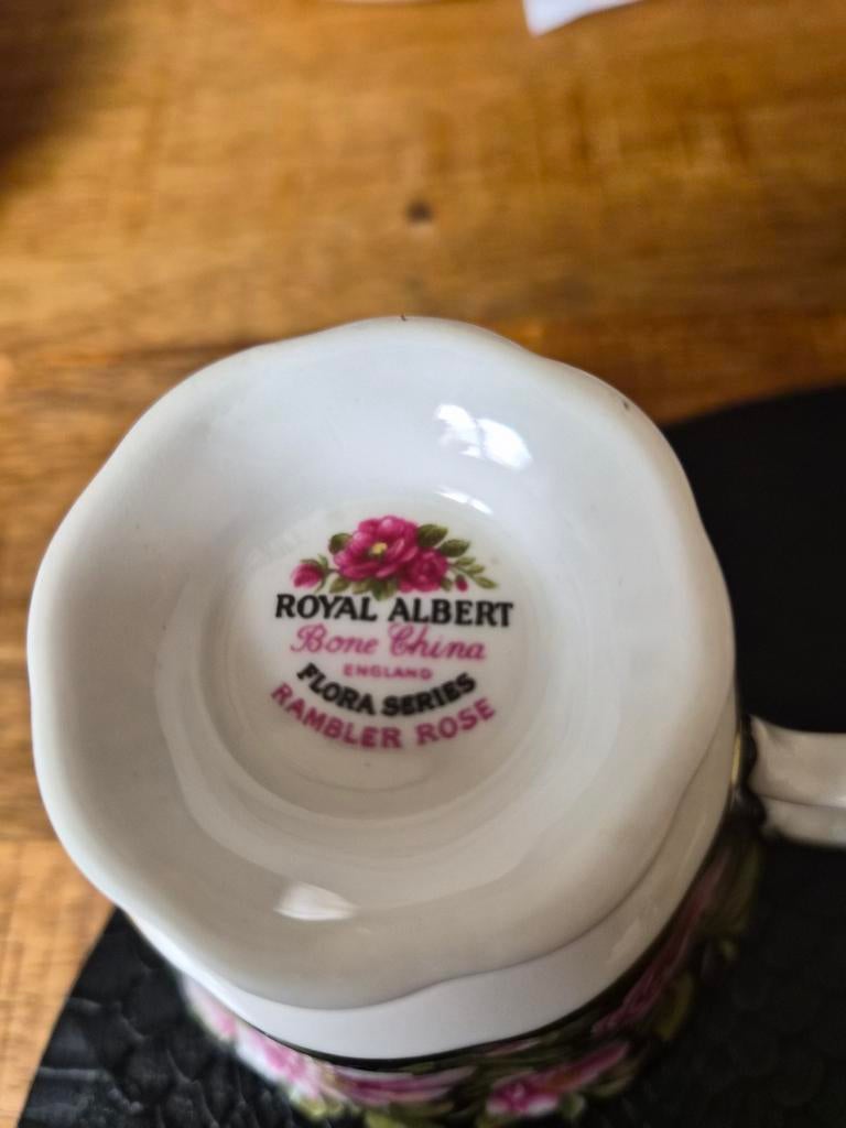 ROYAL  ALBERT, Ophalen of Verzenden, Zo goed als nieuw, Porselein, Kop en/of schotel