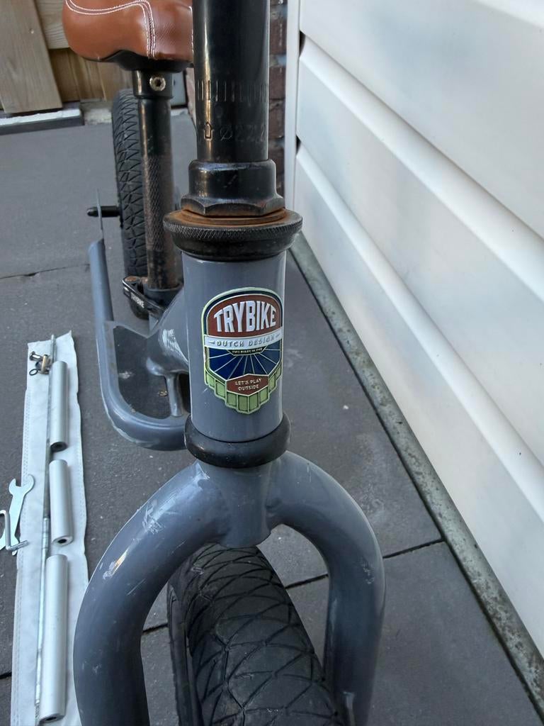 Trybike loopfiets - Grijs met bruin zadel, Ophalen of Verzenden, Gebruikt, Minder dan 16 inch