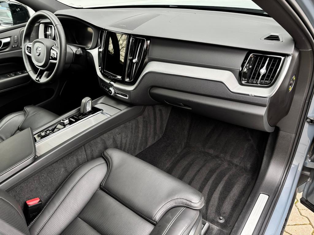 Volvo XC60 2.0 B5 Dark / 360°/ Google/ 22inch/ Massage, Auto's, Volvo, Gebruikt, 4 cilinders, 1969 cc, Bedrijf