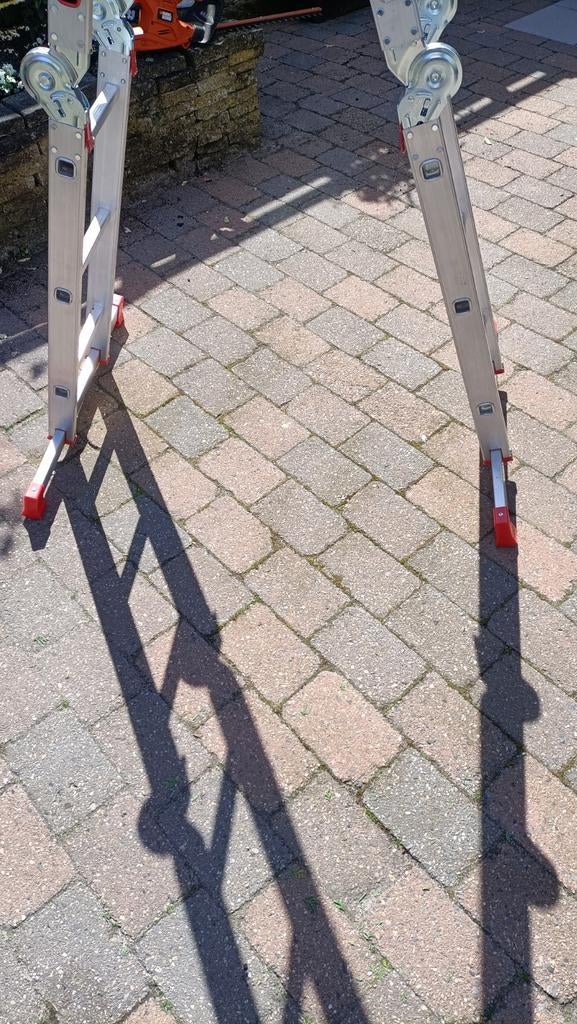 Stevige solide trap van het merk altrex., Doe-het-zelf en Verbouw, Ladders en Trappen, Ophalen, Minder dan 2 meter