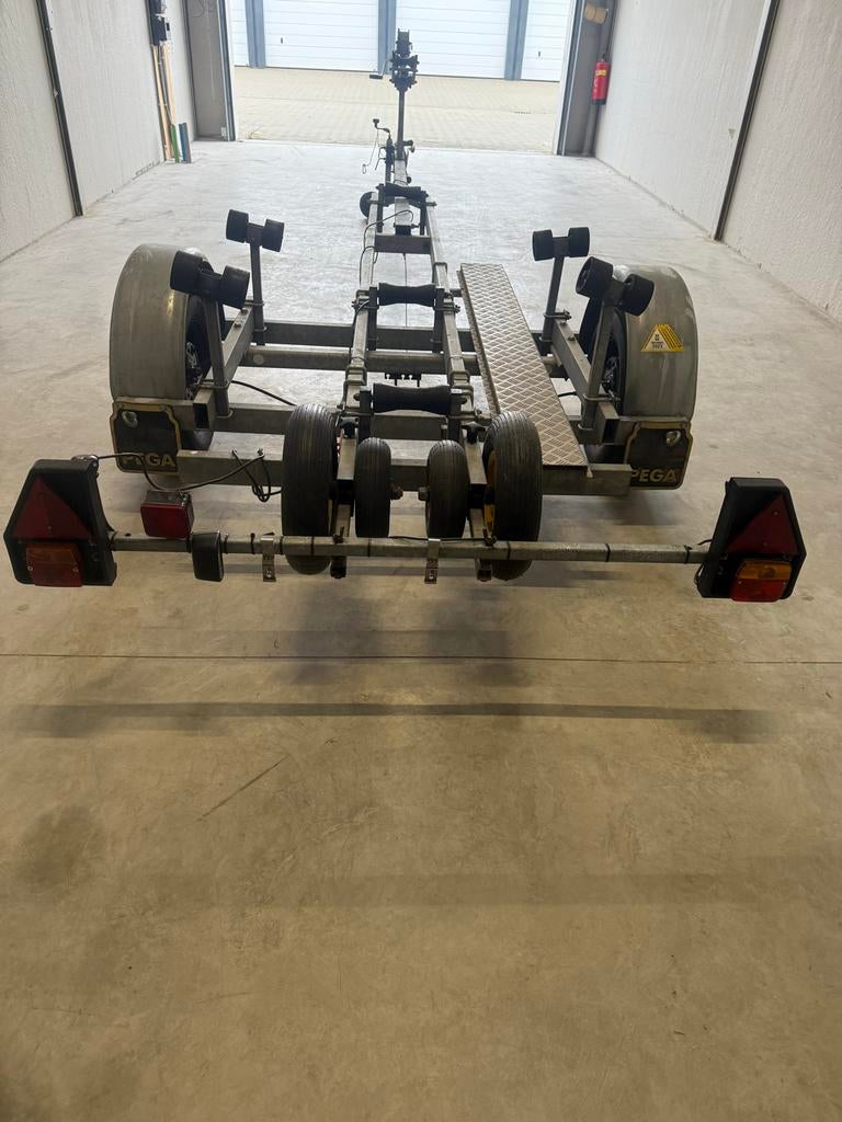 Goed onderhouden enkelasser geremde boottrailer pega, Watersport en Boten, Boottrailers, Ophalen, Minder dan 1500 kg, Sloepentrailer