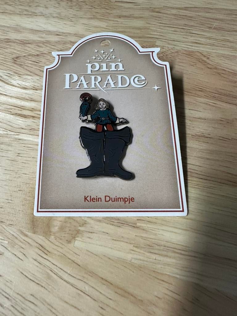 Efteling pin klein duimpje, Ophalen of Verzenden, Zo goed als nieuw, Button of Speldje