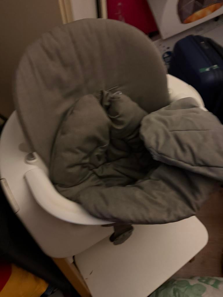 Stokke Steps kinderstoel met alle accessoires, Kinderen en Baby's, Kinderstoelen, Zo goed als nieuw, Meegroeistoel, Aanschuifbaar