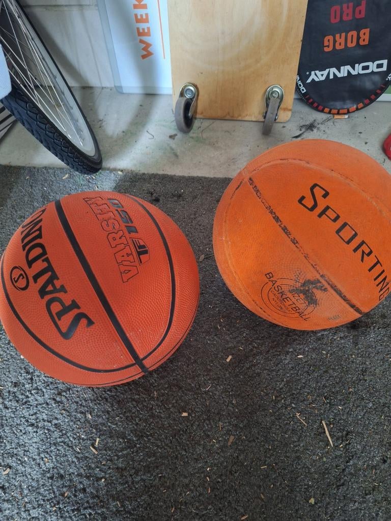 2 basketballen, maat 6 en 7, waarvan 1 nieuw, Sport en Fitness, Basketbal, Ophalen of Verzenden