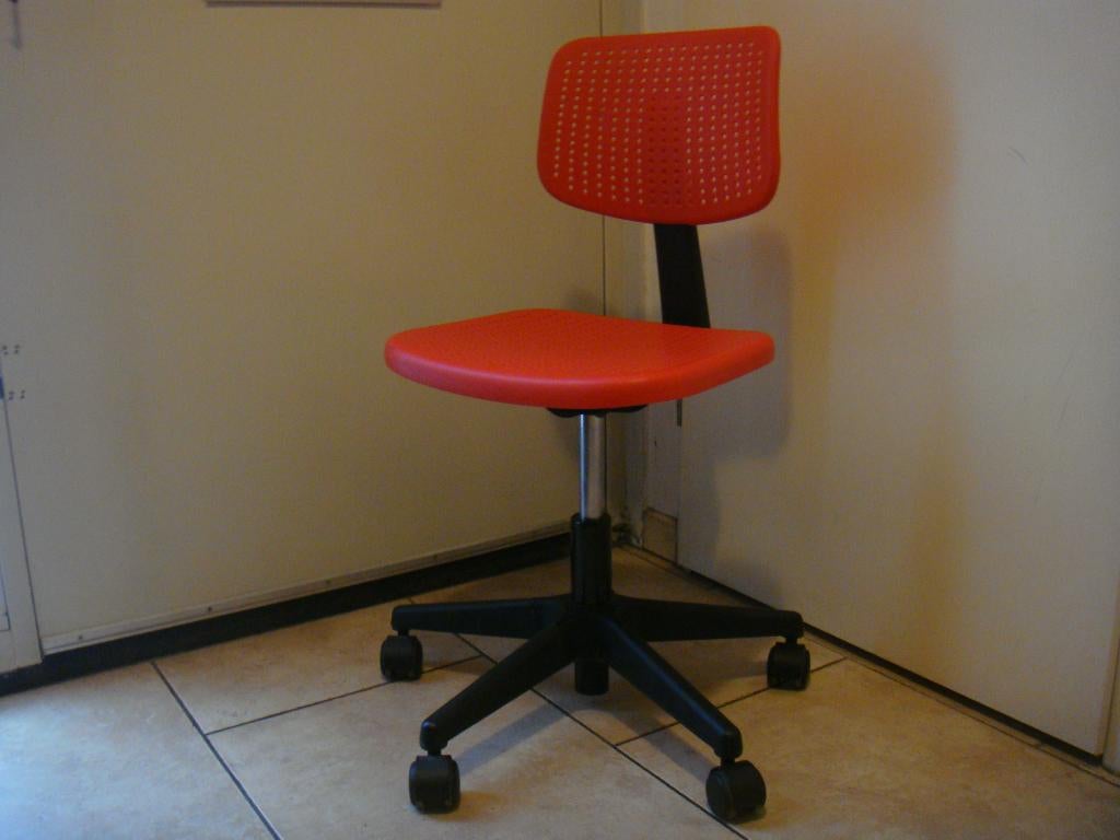 Kinderstoel bureaustoel stoel met wielen ZGAN!, Ophalen, Zo goed als nieuw, Rood, Bureaustoel