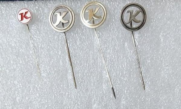 4 volmetaal speldjes van Kässbohrer vrachtauto bus etc, Ophalen of Verzenden, Gebruikt, Overige onderwerpen, Speldje of Pin