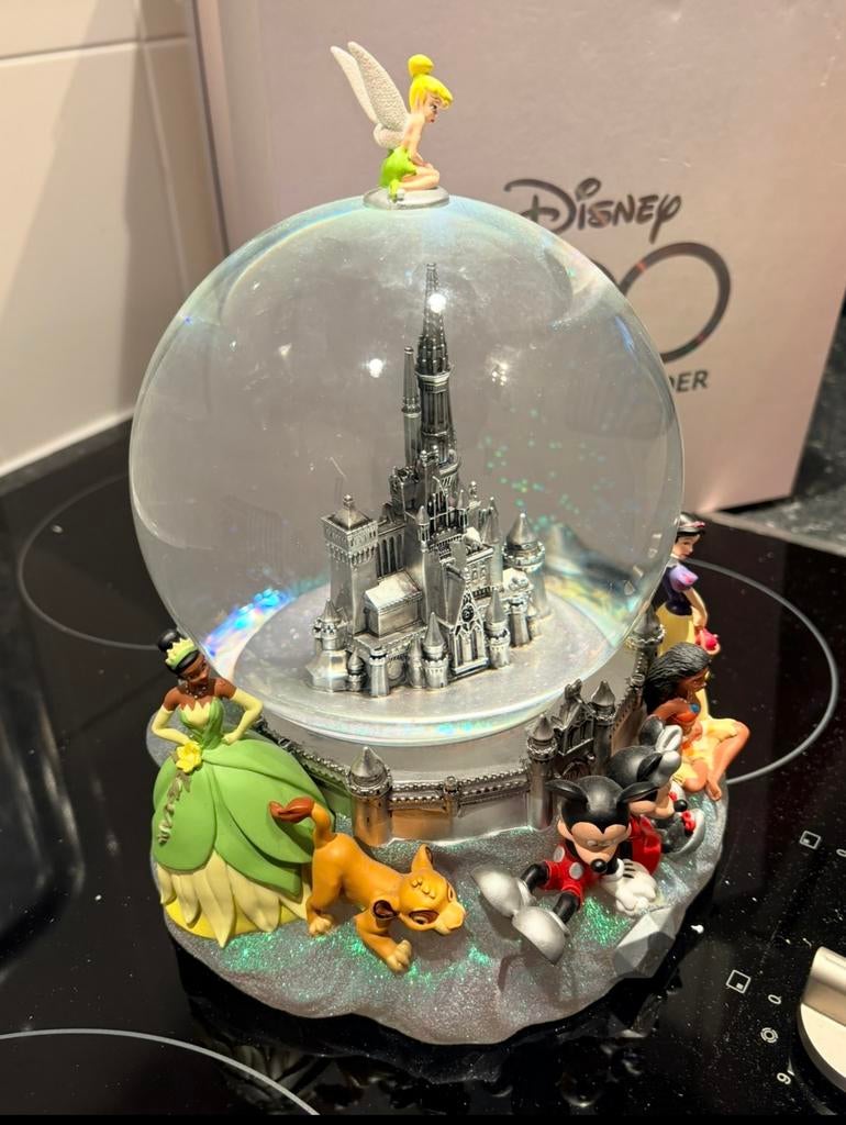 Disney 100 jaar snowglobe, Verzamelen, Disney, Ophalen, Zo goed als nieuw, Beeldje of Figuurtje