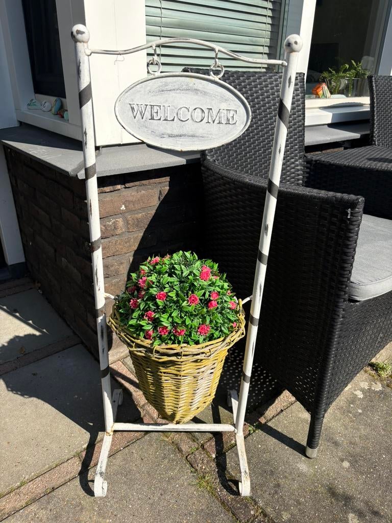 Metale bloempot met nieuwe bloemen €5, Tuin en Terras, Bloempotten, Ophalen of Verzenden, Zo goed als nieuw