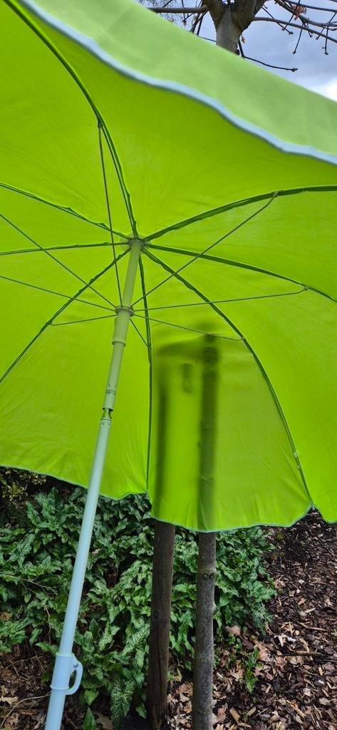 Leuke groene parasol met grond anker, Ophalen, Verstelbaar, Zo goed als nieuw, 1 tot 2 meter