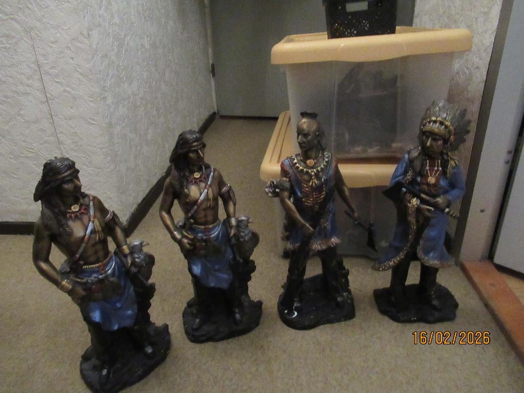 4 BEELDEN- INDIANEN MET VERENTOOI,BIJL, PIJL EN BOOG-RESIN?, Ophalen, Zo goed als nieuw, Mens