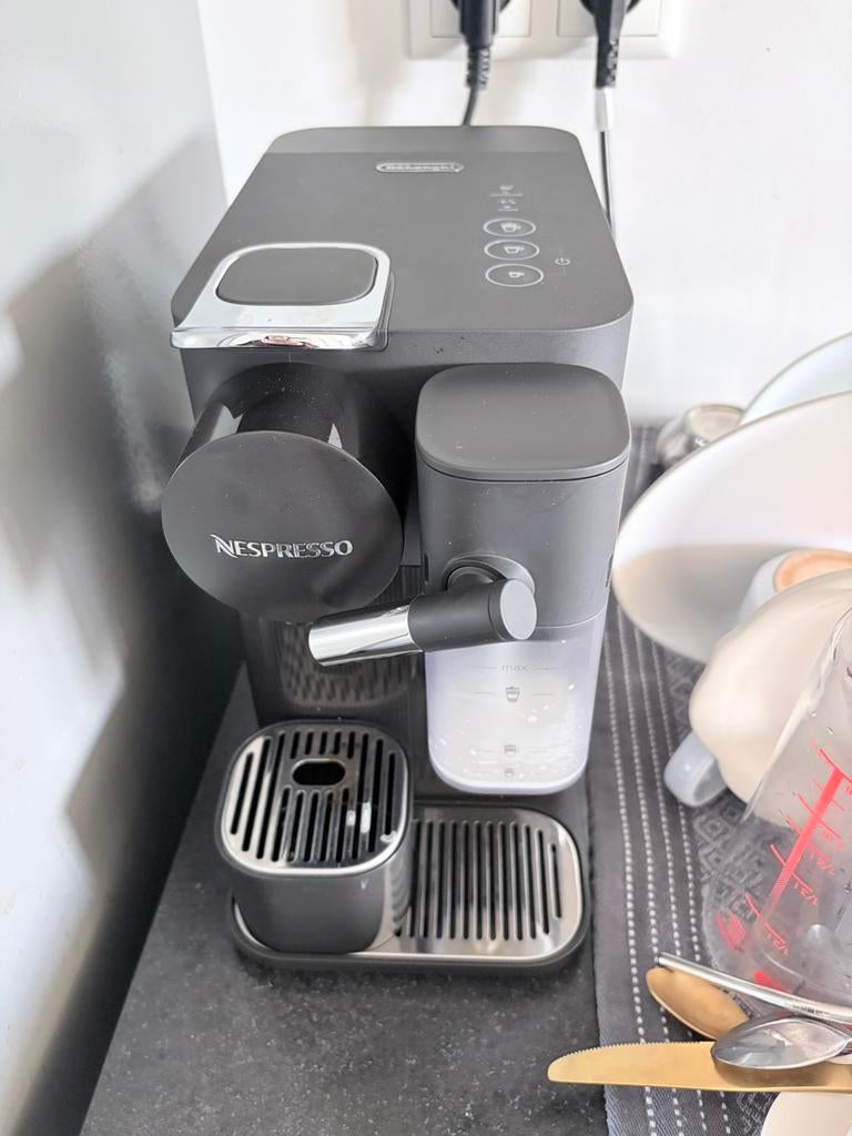 De’Longhi Nespresso Lattissima One - Zwart, Ophalen, Zo goed als nieuw, Koffiemachine
