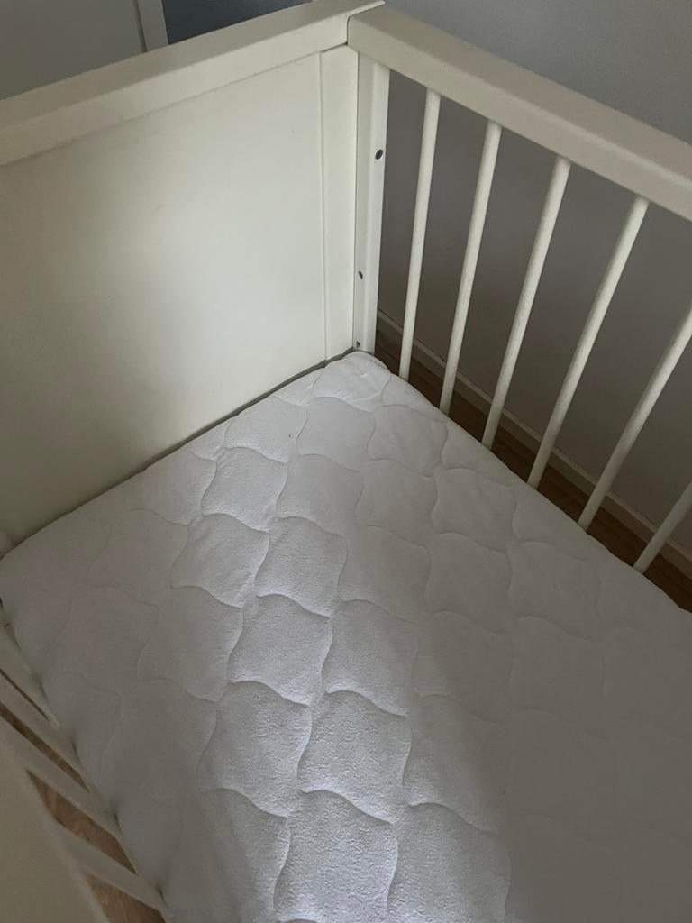 Kinderbedje met lakentjes en dekbedje, Ophalen, Gebruikt, Jongetje of Meisje, Wit