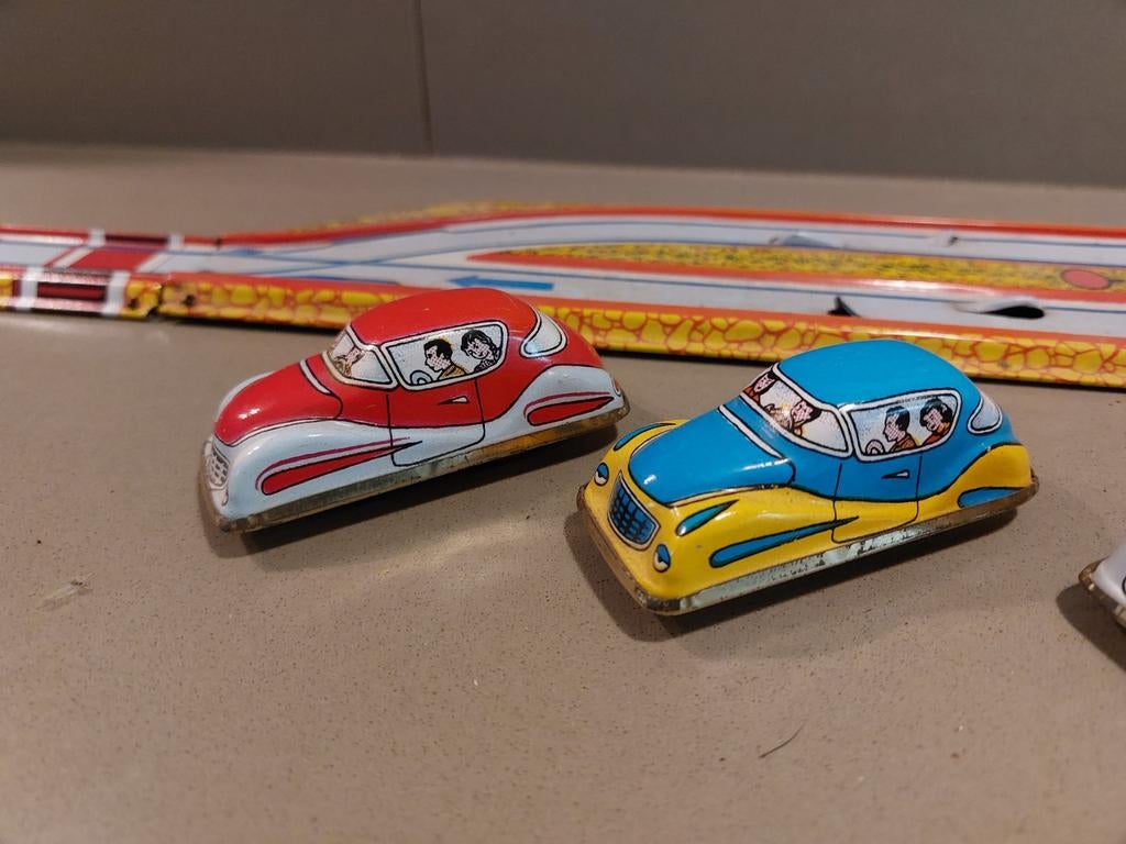 Vintage blikken racebaan met opwindbare auto’s – Hongarije, Ophalen of Verzenden