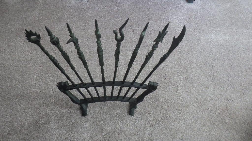 mooi miniatuurrekje met miniatuur 'wapens' van weleer, Ophalen of Verzenden, Overige typen