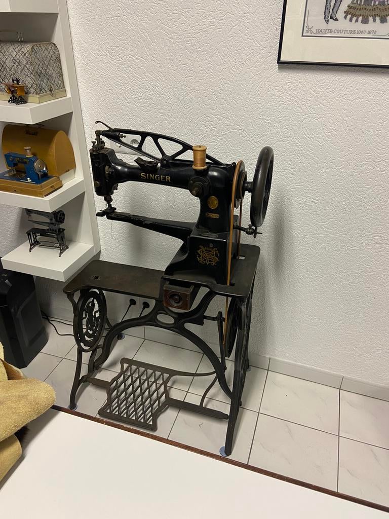 Antieke schoenmakers naaimachine 29 K5, Ophalen