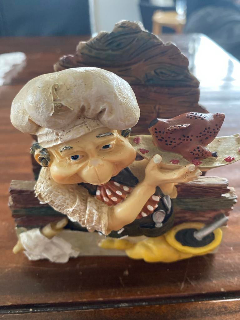 Leuke Laaf Beeldje - Kok met Kip servetten houder., Ophalen of Verzenden, Gebruikt, Beeldje of Poppetje
