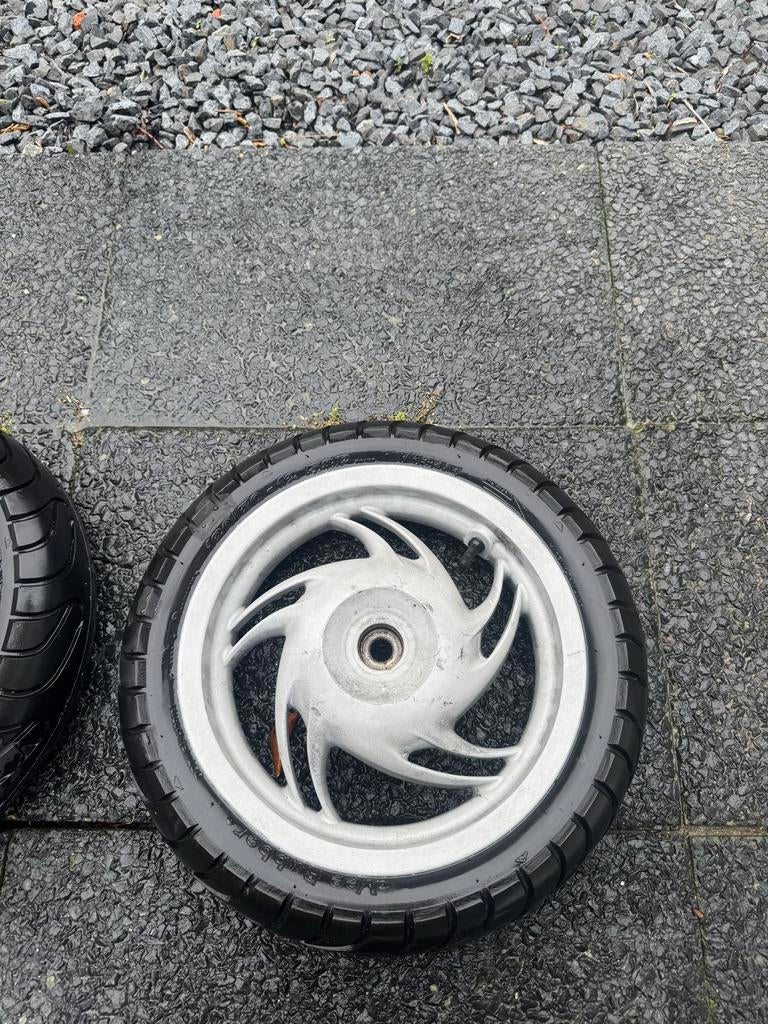 Piaggio New Fly velgen + banden, Fietsen en Brommers, Scooters | Piaggio, Ophalen, Benzine, Fly