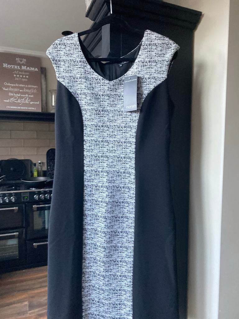 Nieuwe Elegante Norah jurk - Maat 38 zwart grijze japon, Ophalen, Nieuw, Maat 38/40 (M), Zwart