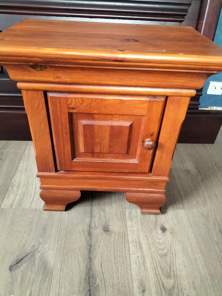 2 mooie nachtkastjes grenen , kleur kersen, Huis en Inrichting, Slaapkamer | Nachtkastjes, Ophalen, Gebruikt, 55 tot 70 cm, 45 tot 65 cm