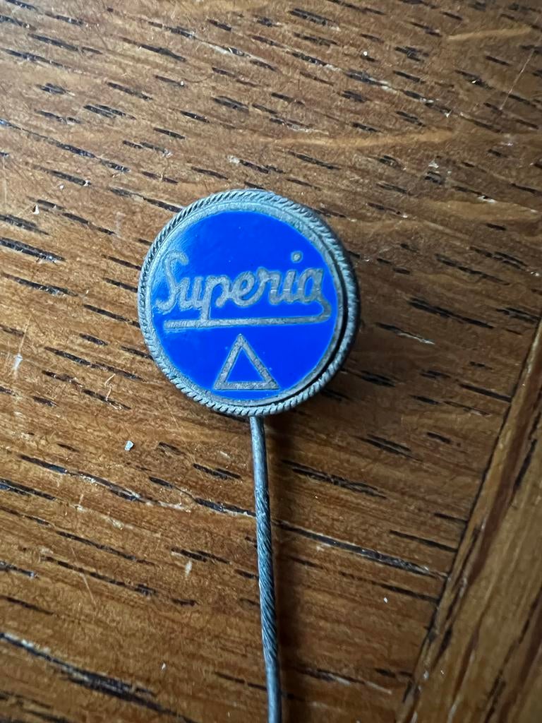 Vintage Emaille Superia Speldje, Ophalen of Verzenden, Gebruikt, Merk, Speldje of Pin