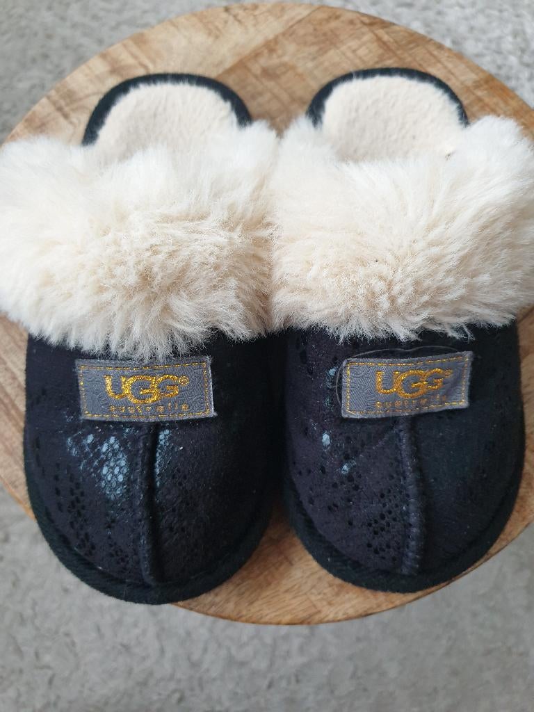 Uggs pantoffel maat 33, Jongen of Meisje, Overige typen, Ophalen of Verzenden, Zo goed als nieuw