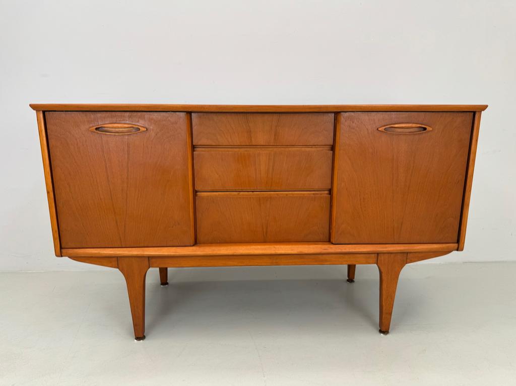 Vintage dressoir Jentique SALE., Huis en Inrichting, Kasten | Dressoirs, 100 tot 150 cm, Verzenden, Teakhout, Zo goed als nieuw