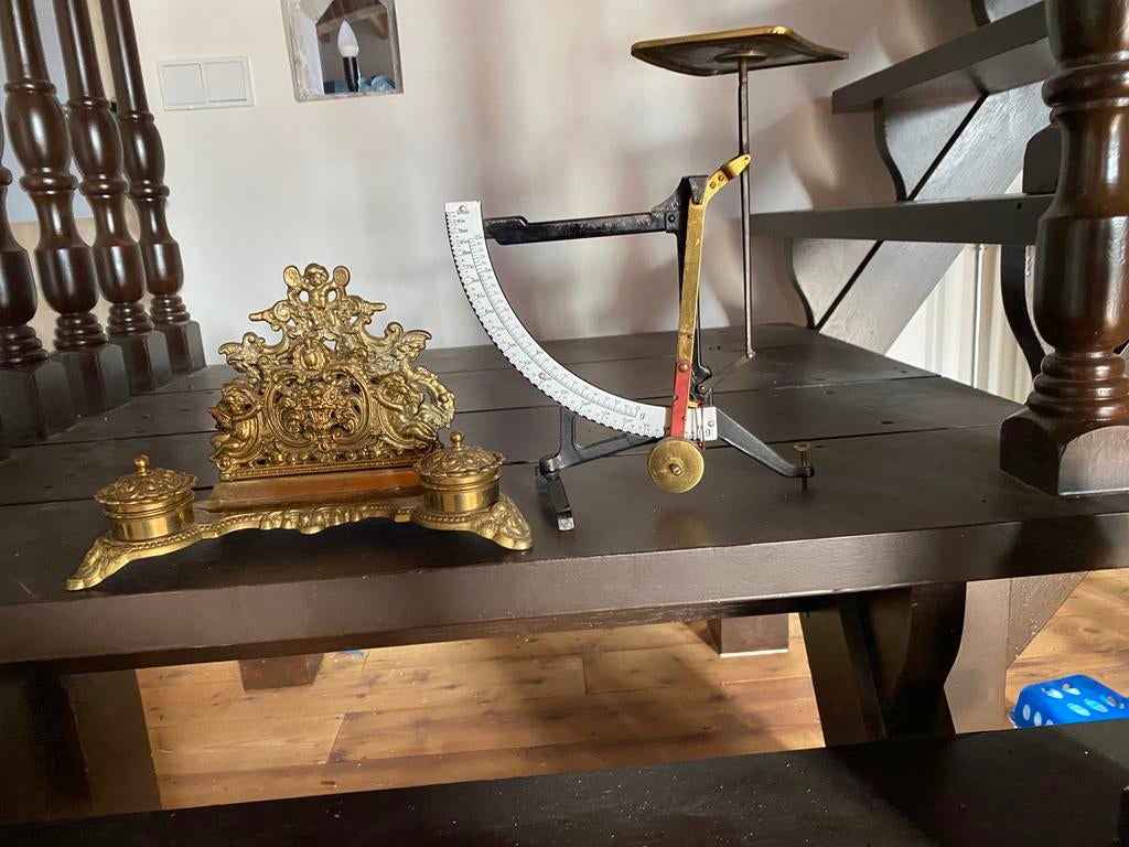 Brievenhouder met dubbele inktpot en weegschaal, Ophalen